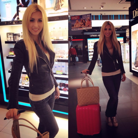 Andreea Balan poarta jacheta Lorman.ro